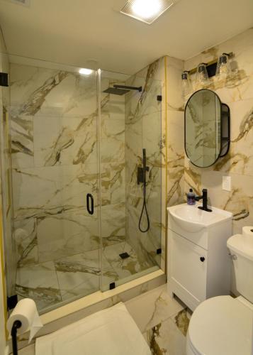 淋浴間, Modern Two Bedroom Condo - Boston in 韋克菲爾德