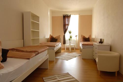 Triple Room with Shared Bathroom and Square View