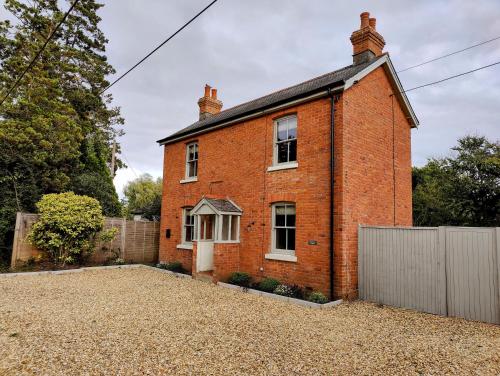 Stunning New Forest Cottage close to Paultons Park in Ower