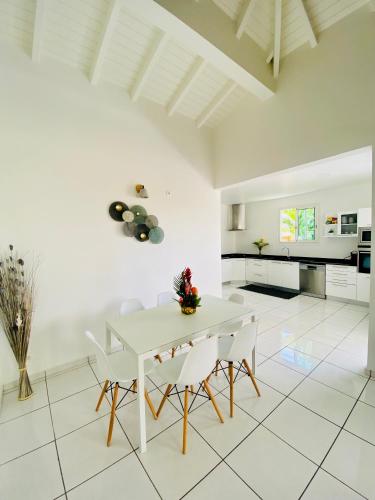Équipements, Villas TROPICAL & EXOTIC, 6 chambres avec 2 piscines in Le Moule