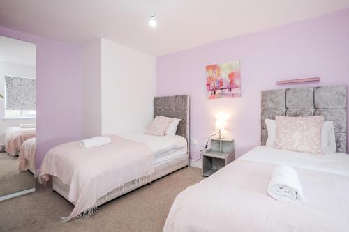 Spacious Stay I 5 BDR House with Modern Amenities I Parking I WiFi