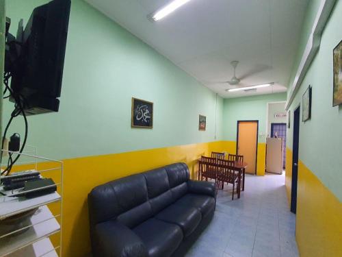 Shared lounge/TV area, Deummah Guest Room in Binjai