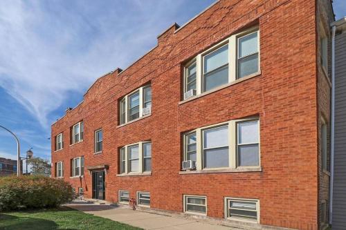3BR Apartment with Full Kitchen in Old Irving Park - Belle Plaine 2W in Ravenswood Gardens