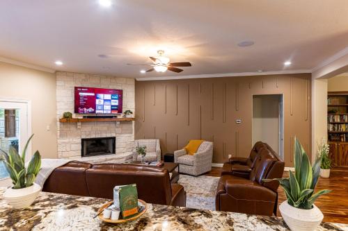 2 King Suites with Private Pool and Spa, Texas-Sized Covered Patio and Outdoor Kitchen and BBQ