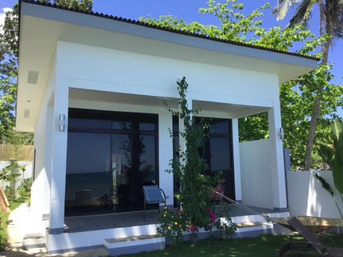 BambooBeachVilla1 AC New OCEANFRONT POOL sunsetview garden kitchen SATELLITE STARLINK WI-FI in ディミアオ