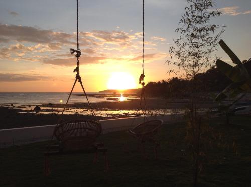 BambooBeachVilla1 AC New OCEANFRONT POOL sunsetview garden kitchen SATELLITE STARLINK WI-FI in ディミアオ