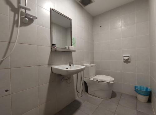 Bathroom, Hotel Desaru Penawar in Desaru