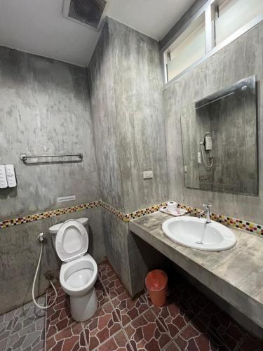 Phòng tắm, โรงแรมช้างใหญ่ใจดี in Tỉnh Yasothon
