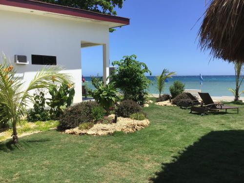 BambooBeachVilla2 AC NEW OCEANFRONT POOL sunsetview garden kitchen SATELLITE STARLINK WI-FI in ディミアオ