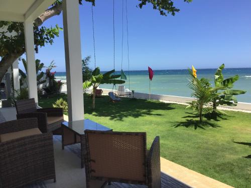 BambooBeachVilla2 AC NEW OCEANFRONT POOL sunsetview garden kitchen SATELLITE STARLINK WI-FI in ディミアオ