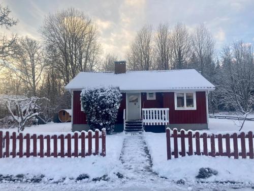 B&B Eriksmåla - TROLLEBO günstig gelegene renovierte Stuga mit Sauna und 250 Mbs Glasfaser - Bed and Breakfast Eriksmåla