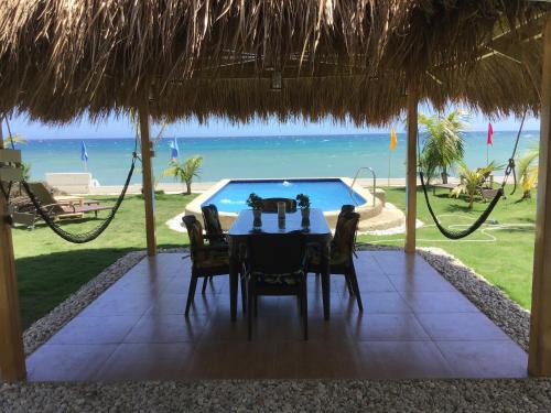 BambooBeachVilla2 AC NEW OCEANFRONT POOL sunsetview garden kitchen SATELLITE STARLINK WI-FI in ディミアオ