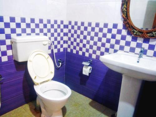 Bathroom, STAYMAKER Rosewood Castle in Kutta