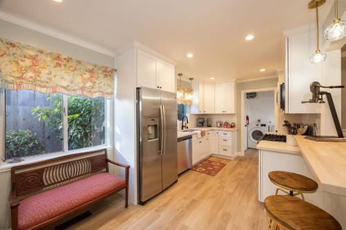Charming Garden Cottage- steps to historic Old Town Half Moon Bay