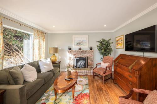 Charming Garden Cottage- steps to historic Old Town Half Moon Bay