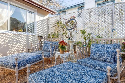 Charming Garden Cottage- steps to historic Old Town Half Moon Bay