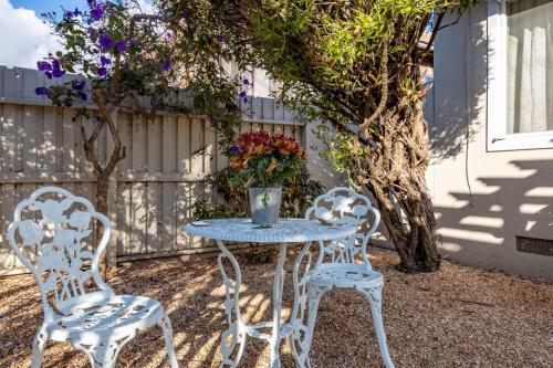 Charming Garden Cottage- steps to historic Old Town Half Moon Bay