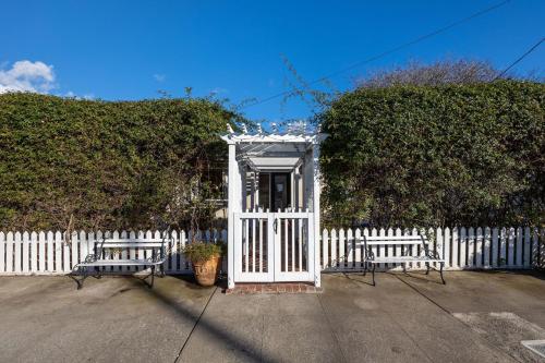 Charming Garden Cottage- steps to historic Old Town Half Moon Bay