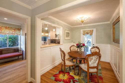 Charming Garden Cottage- steps to historic Old Town Half Moon Bay