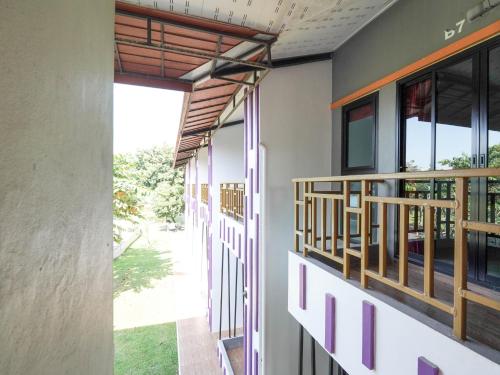Balcony/terrace, RoomQuest Chonburi Phanat Nikhom near Phanat Nikhom Hospital