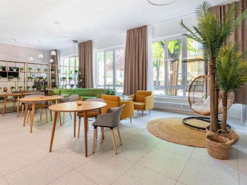 Shared lounge/TV area, Limehome Berlin Luise Henriette Str - Digital Access in Tempelhof