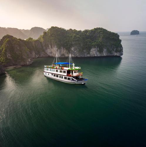 Emerald Lan Ha Cruise in Cat Hai Island