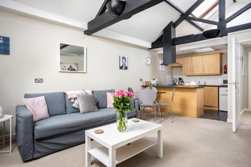 Curb Properties - Super Apartment Moments From Town Centre