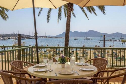 Fabulous apartment with beach views in Puerto Pollensa by Renthousing