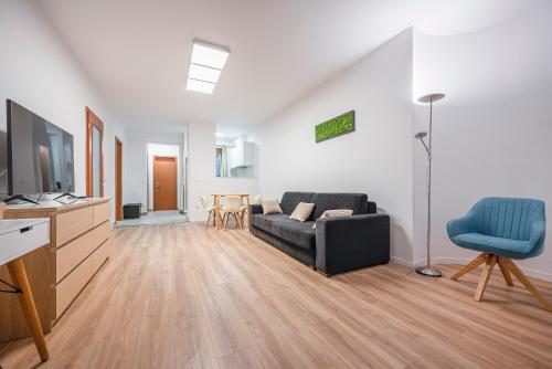 Modern Apartment With Garage - Tap to explore photos