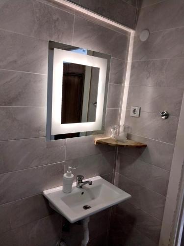 Standard Double Room image 8