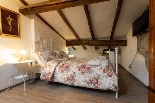 1 queen bed, 2 twin beds