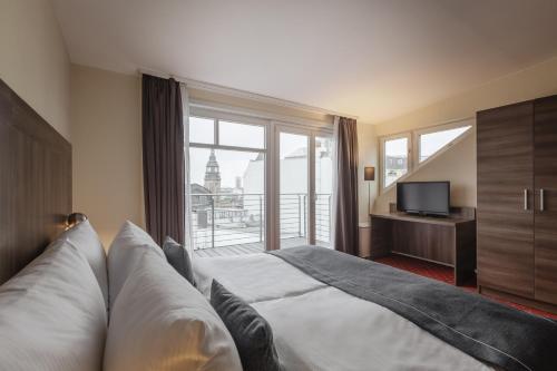 1 queen bed, 1 twin bed
