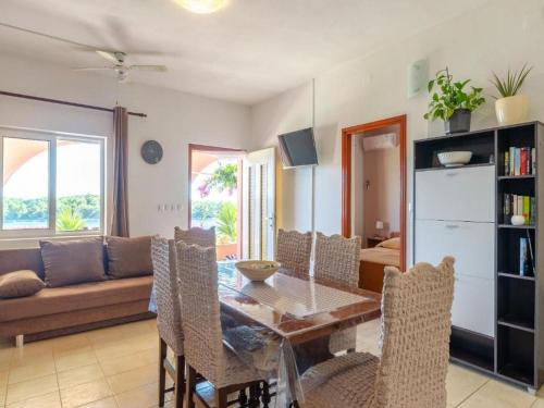 2 bedrooms, 3 beds