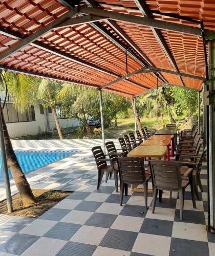 Iekārtas, Disha Villa-Casa Oceano, sea facing villa with a pool, at Palghar in Nandgaon