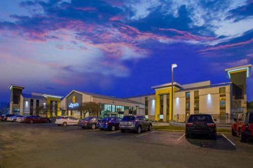 La Quinta Inn & Suites by Wyndham Detroit Metro Airport in Romulus, USA