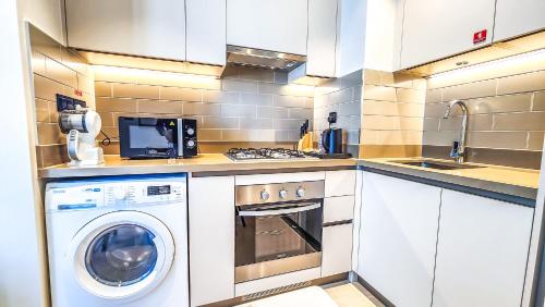 STAY BY LATINEM Luxury 1BR Holiday Home CV A2304 near Burj Khalifa, Dubái (foto 10)