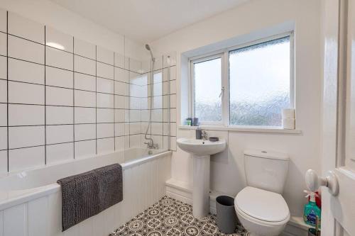 Koupelna, 3 BR Modern Home w free parking at Saint Helens in St Helens