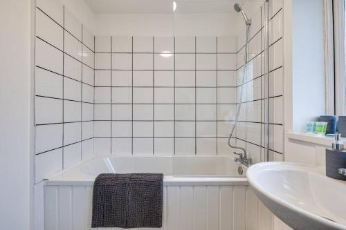 Koupelna, 3 BR Modern Home w free parking at Saint Helens in St Helens