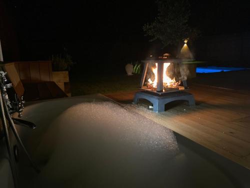 Luxury House close to Forest with outdoor Bath in Littledown and Iford