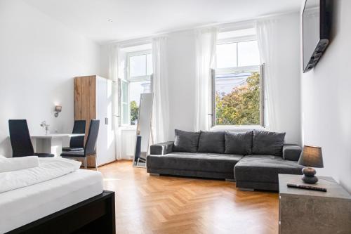 Private Rooms in Spacious 7-Bedroom Apartment Near Hauptbahnhof 4