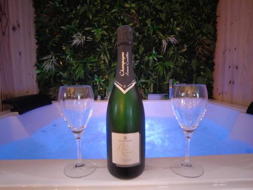HOTEL DU BERRY - Loveroom avec Sauna, Hammam, Jacuzzi privatifs - Poisieux