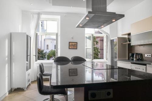 Private Rooms in Spacious 7-Bedroom Apartment Near Hauptbahnhof 5