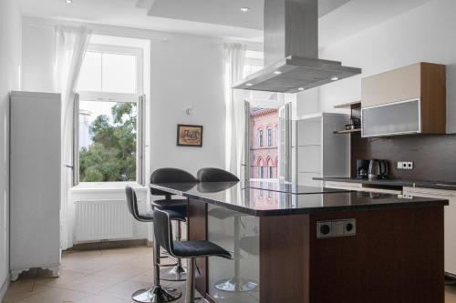 Private Rooms in Spacious 7-Bedroom Apartment Near Hauptbahnhof 2