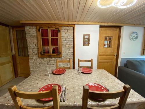 Appartement cosy 6 personnes avec grande terrasse et parking près des activités - FR-1-241-181 - image 4