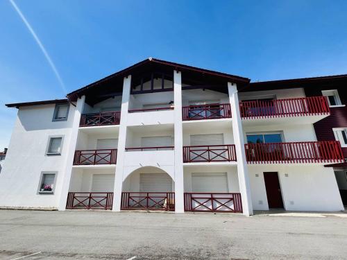 . Studio cosy avec terrasse, 3 couchages, parking et animaux acceptés à Cambo-les-Bains - FR-1-495-64