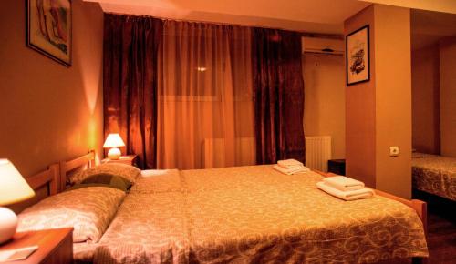 1 double bed, 1 twin bed