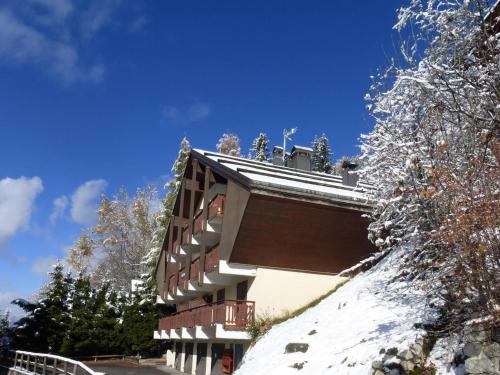 Appartement cosy 3 pièces, cheminée, garage, WIFI, Méribel - FR-1-411-185 (Appartement cosy 3 pieces, cheminee, garage, WIFI, Meribel - FR-1-411-185) in เมอรีแบล
