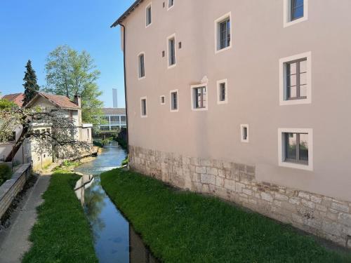 Appartement atypique à la Cour-aux-Moines - rivière en contrebas chien OK