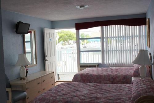 Chateau Bleu Motel - image 4