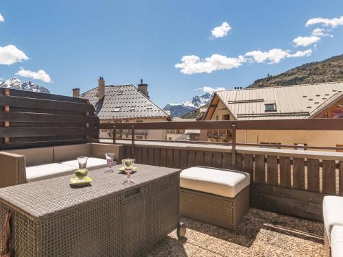 . Joli studio à Briançon avec coin nuit, grande terrasse et parking privé. - FR-1-330C-8